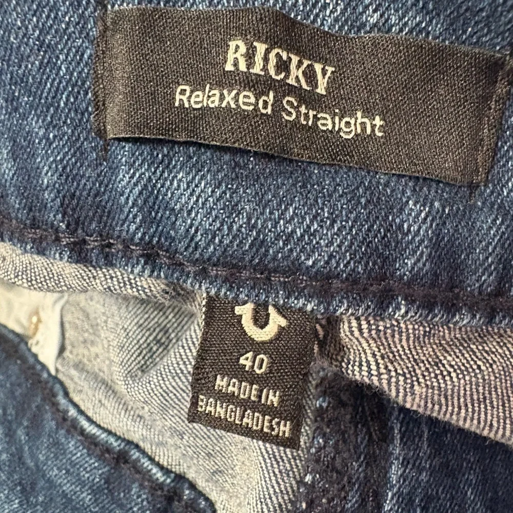 True Religion Ricky Relaxed Straight Jeans Size 40x32 Dark Wash Red Stitch